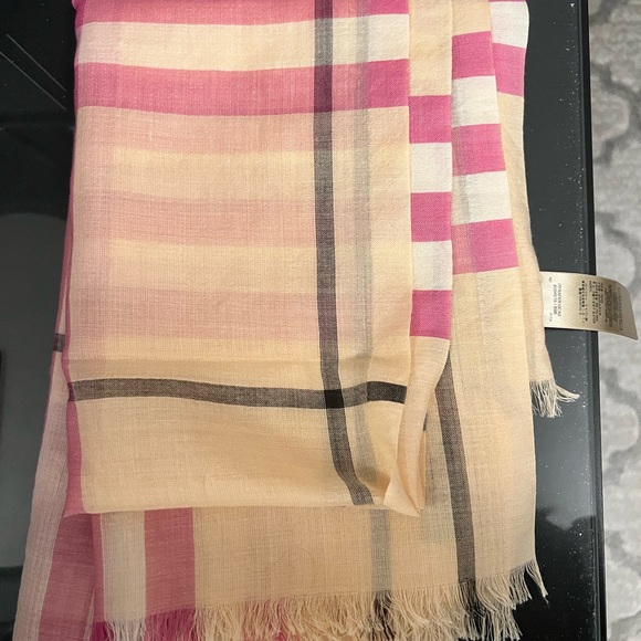 Authentic Burberry scarf - Picture 6 of 7